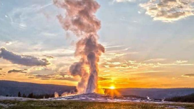 old faithful geyser in yellowstone park in wyoming