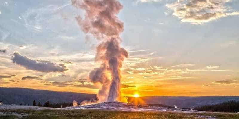 old faithful geyser in yellowstone park in wyoming